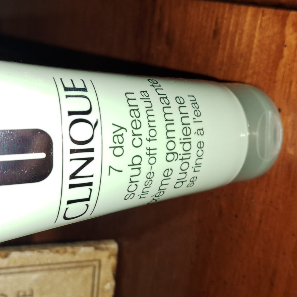 Clinique - Picture 2 of 4